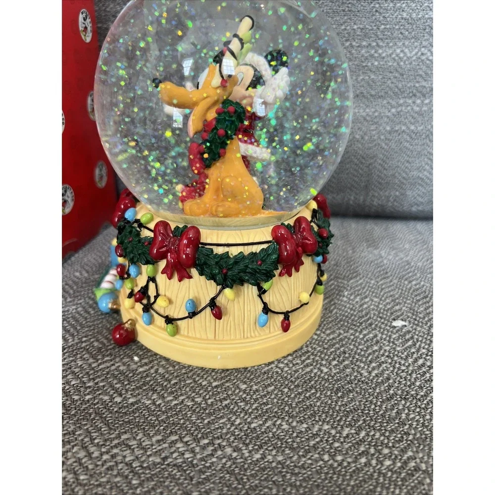 Disney Enesco Mickey Pluto Musical Snowglobe 